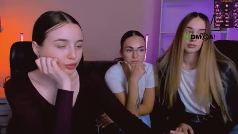 Snapshot of leslie_bird chatting on 11.29.25 leslie_bird online show from 11.29.25