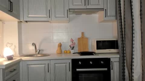  LESLIE   online show from 12.15.25