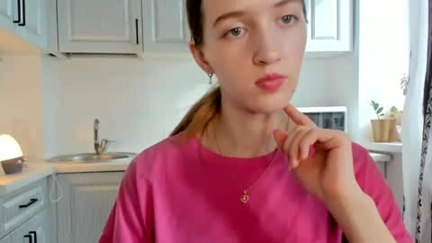 Snapshot of leslie_my_lovee chatting on 07.14.26 LESLIE online show from 07.14.26