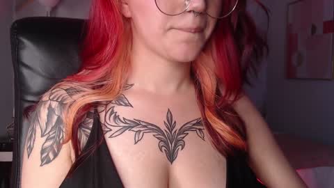 Snapshot of lessboobs_gh chatting on 01.12.25 Less online show from 01.12.25