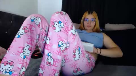 Snapshot of lessliee chatting on 03.10.25 lessliee online show from 03.10.25