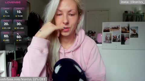 Snapshot of leusee chatting on 12.23.24 LeaVixx online show from 12.23.24