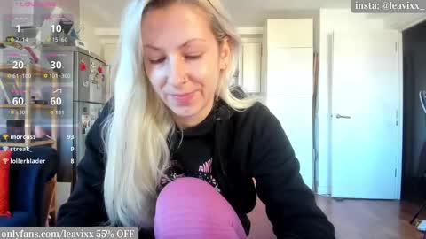 Snapshot of leusee chatting on 10.24.25 LeaVixx online show from 10.24.25