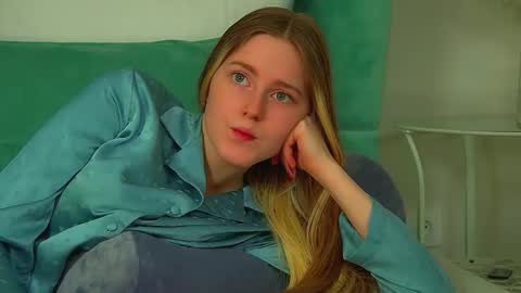 Snapshot of lexireadway chatting on 11.26.25 Lexi online show from 11.26.25