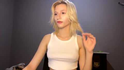 Snapshot of leyasaolee chatting on 11.29.25 Leya online show from 11.29.25