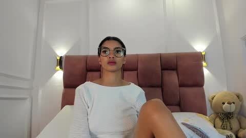 Snapshot of lia_girl2 chatting on 01.05.25 Lia online show from 01.05.25