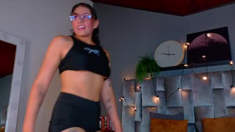 Snapshot of liaamoretti__ chatting on 05.15.26 L I A online show from 05.15.26