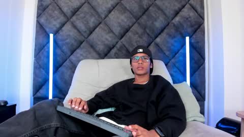 Snapshot of liamkron chatting on 05.12.26 Liam twink big dick online show from 05.12.26