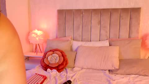 Snapshot of liarasol chatting on 05.19.26 Liora online show from 05.19.26