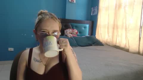 Snapshot of liaroberts1 chatting on 09.13.25 Lia Roberts online show from 09.13.25