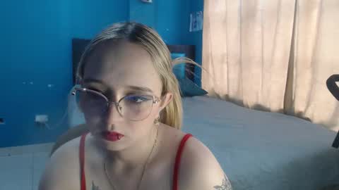 Snapshot of liaroberts1 chatting on 10.28.25 Lia Roberts online show from 10.28.25