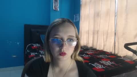 Snapshot of liaroberts1 chatting on 11.24.25 Lia Roberts online show from 11.24.25