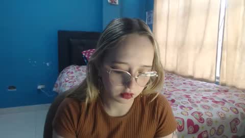 Snapshot of liaroberts1 chatting on 12.04.25 Lia Roberts online show from 12.04.25