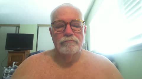 Snapshot of likeafinewine10 chatting on 12.17.25 likeafinewine10 online show from 12.17.25