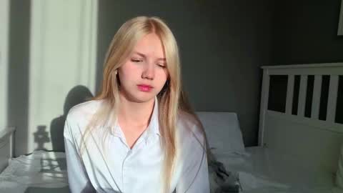 Snapshot of lil_tasty33 chatting on 10.01.25 Emma online show from 10.01.25