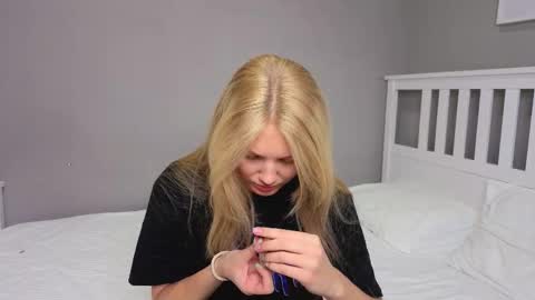 Snapshot of lil_tasty33 chatting on 10.17.25 Emma online show from 10.17.25