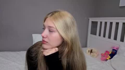 Snapshot of lil_tasty33 chatting on 11.13.25 Emma online show from 11.13.25