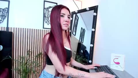 Snapshot of lila_elliot chatting on 10.09.25 Lila online show from 10.09.25