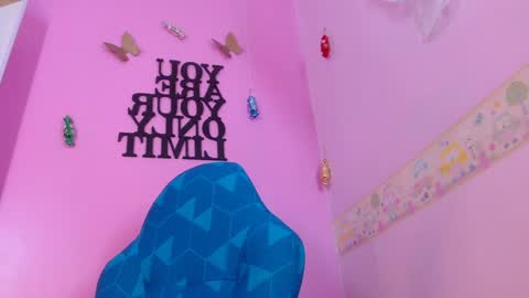 Snapshot of lila_pinky chatting on 01.23.25 L I L A online show from 01.23.25