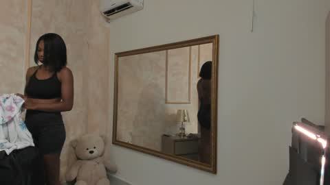 Snapshot of lilabeily chatting on 01.07.25 lila bailey online show from 01.07.25