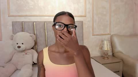 Snapshot of lilabeily chatting on 11.11.25 lila bailey online show from 11.11.25