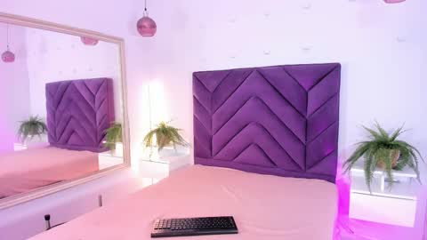 Snapshot of lilabeily chatting on 12.22.25 lila bailey online show from 12.22.25