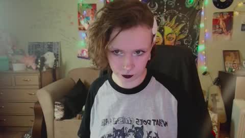 Snapshot of lileyfoxxx chatting on 09.19.25 Lil online show from 09.19.25