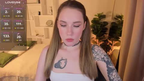 Snapshot of liliamagdalena chatting on 11.20.25 Lily online show from 11.20.25