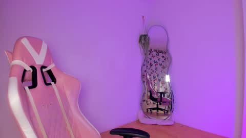 Snapshot of lilian_vergara chatting on 01.18.25 holis soy lily chang no olvides el pulgar arriba es muy importante para mi 3 independent model online show from 01.18.25