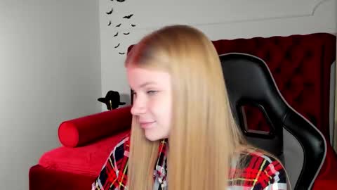 Snapshot of lilitrosen chatting on 11.17.25 lilitrosen online show from 11.17.25