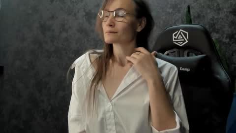 lillian_white1 online show from 10.05.25