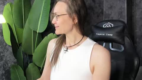 Snapshot of lillian_white1 chatting on 05.03.26 lillian_white1 online show from 05.03.26