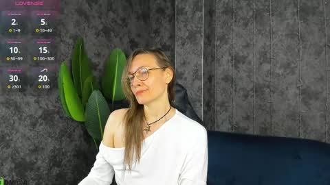 Snapshot of lillian_white1 chatting on 05.24.26 lillian_white1 online show from 05.24.26