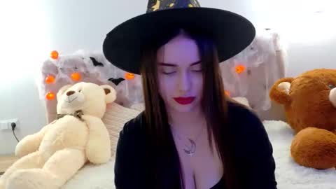 Snapshot of lilliana_moon chatting on 10.31.25 lilliana_moon online show from 10.31.25