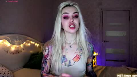 Snapshot of lillimooore chatting on 06.04.26 LilliMoore online show from 06.04.26