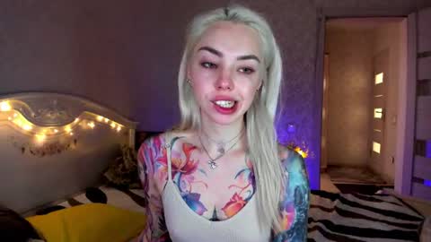 Snapshot of lillimooore chatting on 06.18.26 LilliMoore online show from 06.18.26