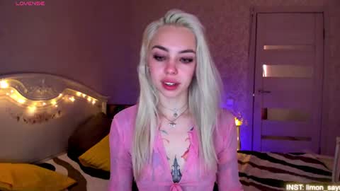 Snapshot of lillimooore chatting on 06.19.26 LilliMoore online show from 06.19.26