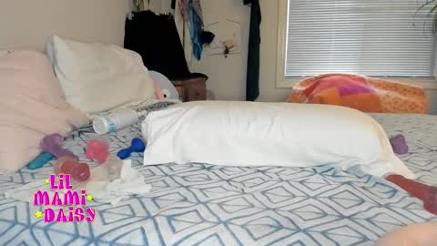 Daisy Bby online show from 12.17.25