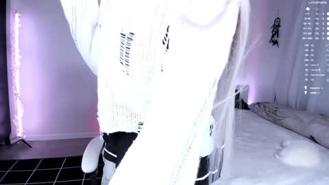 Snapshot of lily_weep chatting on 12.07.24 Lily online show from 12.07.24