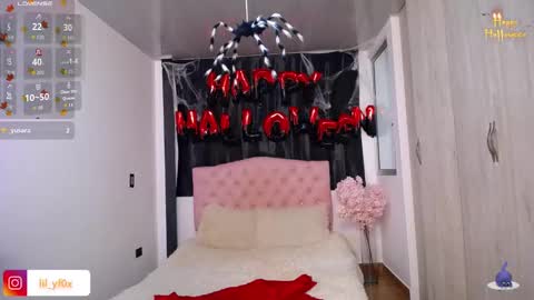 Snapshot of lilyfox23 chatting on 10.29.25 lilyfox23 online show from 10.29.25