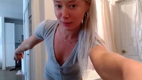 Snapshot of lilyyymonroee chatting on 10.12.25 Lily Monroe online show from 10.12.25