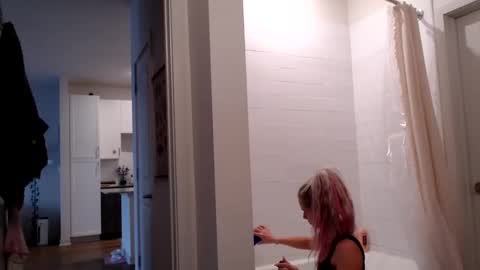 Snapshot of lilyyymonroee chatting on 11.21.25 Lily Monroe online show from 11.21.25