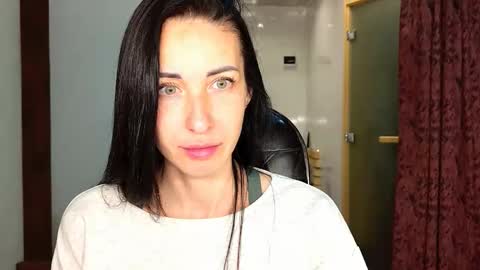 LinaLivee online show from 11.22.25