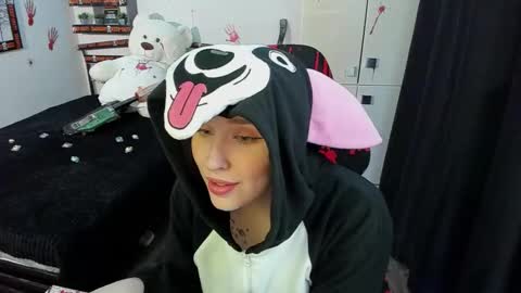 Snapshot of linatruly chatting on 10.31.25 Lina online show from 10.31.25