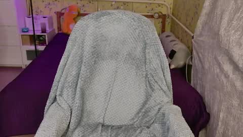 Snapshot of linavira chatting on 04.28.26 Luna online show from 04.28.26