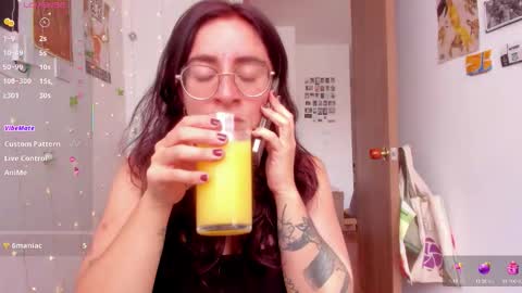 Snapshot of linda_giggle chatting on 10.15.25 Giggles online show from 10.15.25