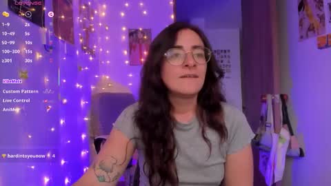 Snapshot of linda_giggle chatting on 11.21.25 Giggles online show from 11.21.25