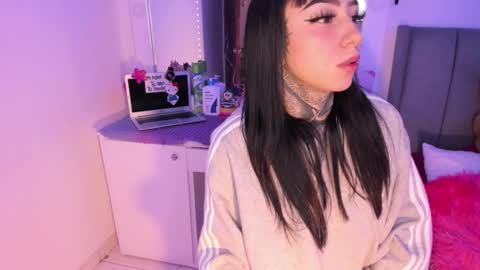 Lindaa maria  online show from 12.17.25