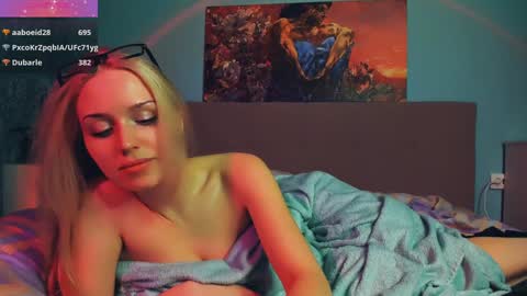 Snapshot of linda_roxy chatting on 12.15.24 Linda online show from 12.15.24