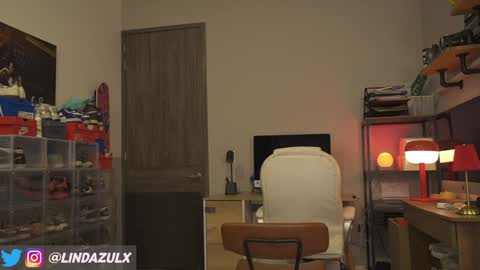 Snapshot of lindabluee chatting on 10.18.25 Nia online show from 10.18.25